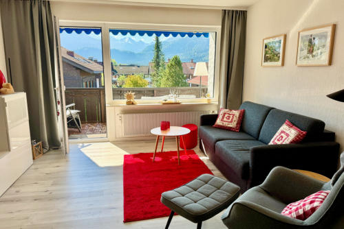 Couch im Wohnzimmer mit Alpenblick