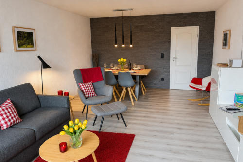 Wohn- und Essbereich mit Balkon